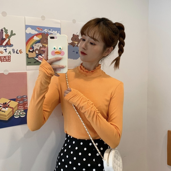 Női blúzhoz szabott modell három színben, félmagas gallérral