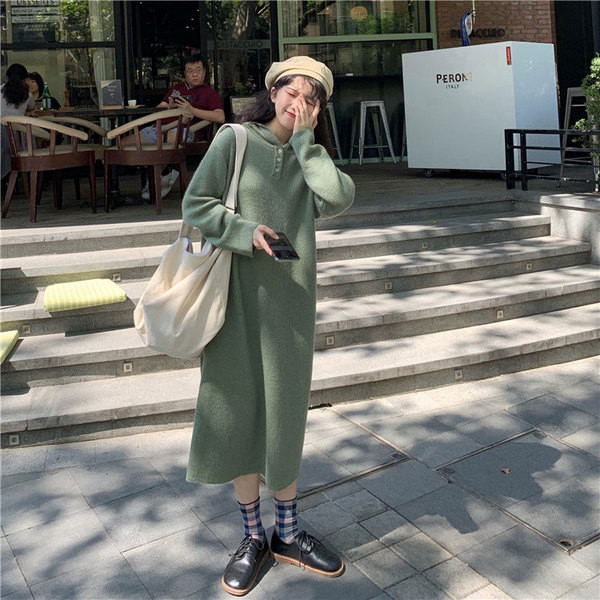 Női lezser hosszú kötött ruha zöld színben