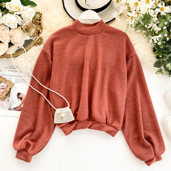 Alkalmi női pulóver magas gallérral és hosszú ujjal