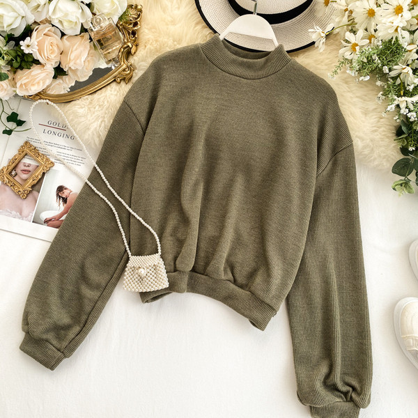 Alkalmi női pulóver magas gallérral és hosszú ujjal