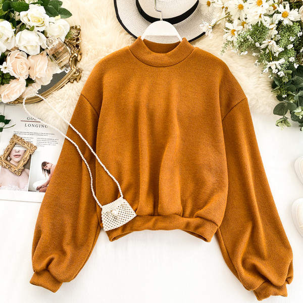 Alkalmi női pulóver magas gallérral és hosszú ujjal