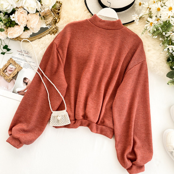 Alkalmi női pulóver magas gallérral és hosszú ujjal