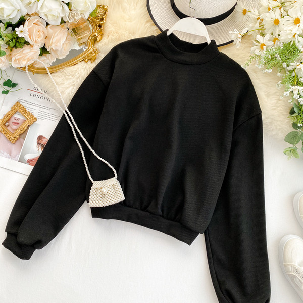 Alkalmi női pulóver magas gallérral és hosszú ujjal