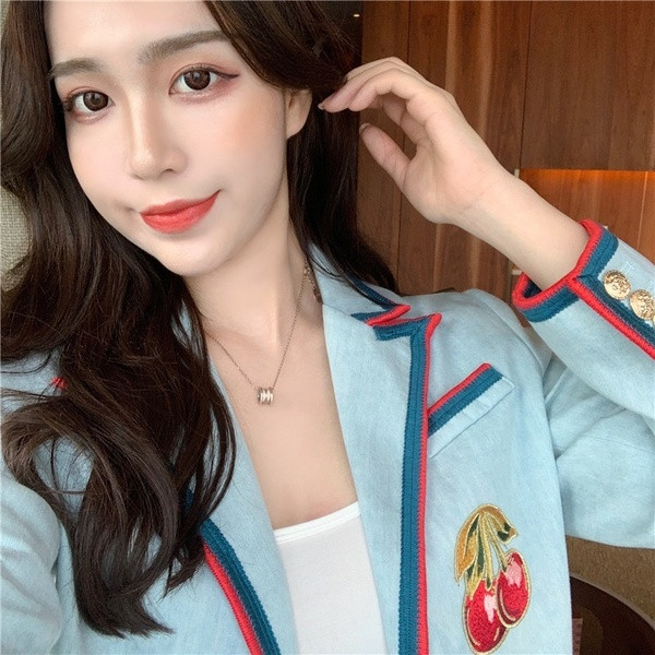 Modern női kabát, kék színű rátéttel