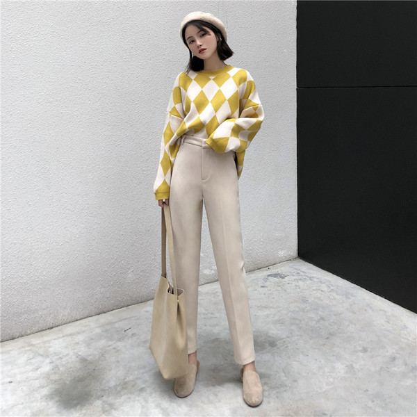 Női modern nadrág egyenes modell fehér és fekete színben