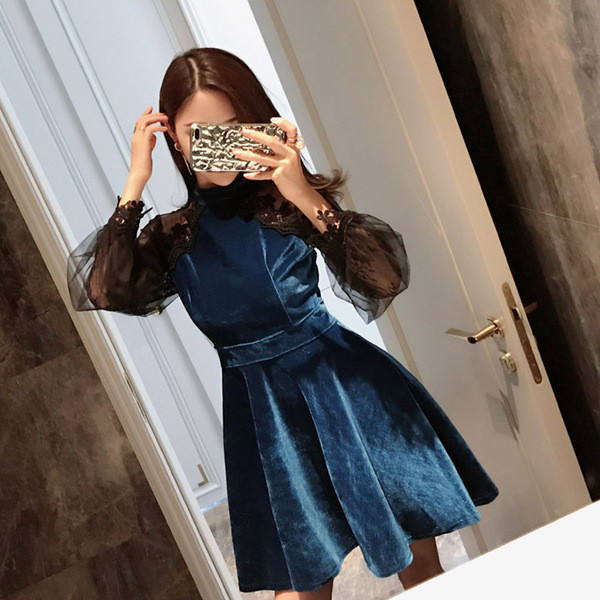 Modern női bársonyruha csipkeujjal, fekete és kék színben