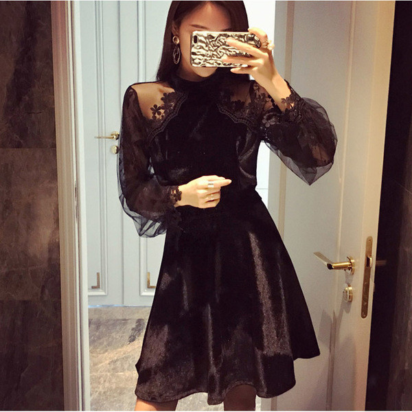 Modern női bársonyruha csipkeujjal, fekete és kék színben