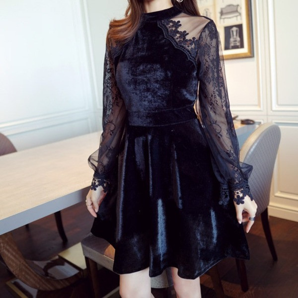 Modern női bársonyruha csipkeujjal, fekete és kék színben