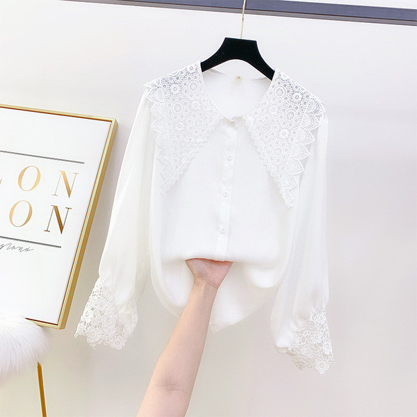 Modern női ing csipkével és gombokkal, fehér színben