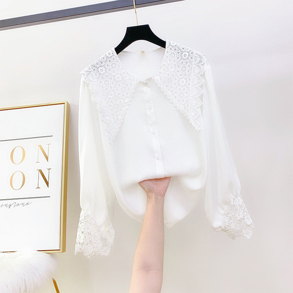 Modern női ing csipkével és gombokkal, fehér színben