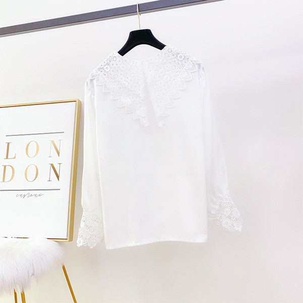Modern női ing csipkével és gombokkal, fehér színben
