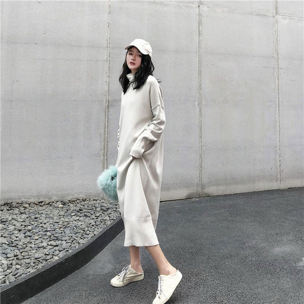 Hosszú női ruha magas gallérral, két színben, hosszú ujjal