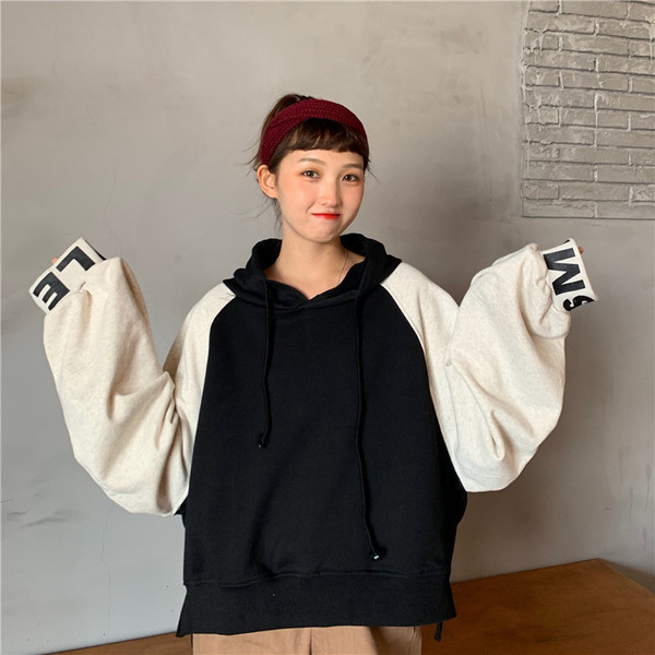 Női pulóver három színben kapucnival