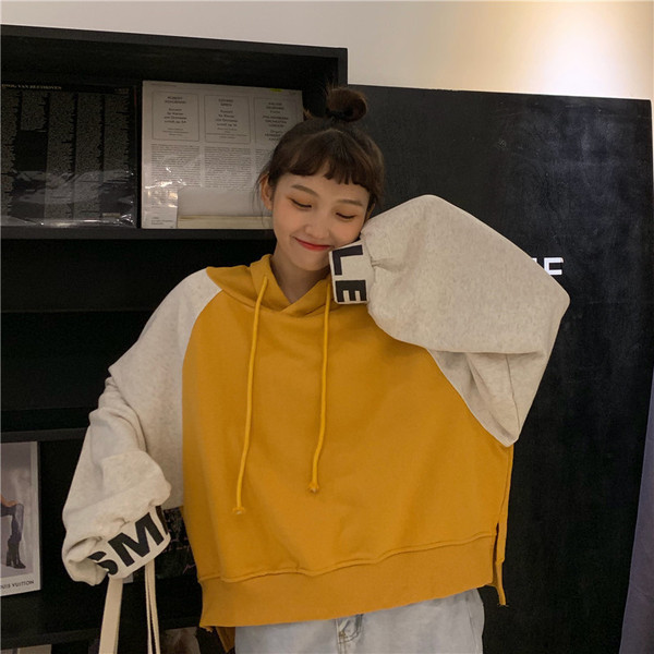 Női pulóver három színben kapucnival