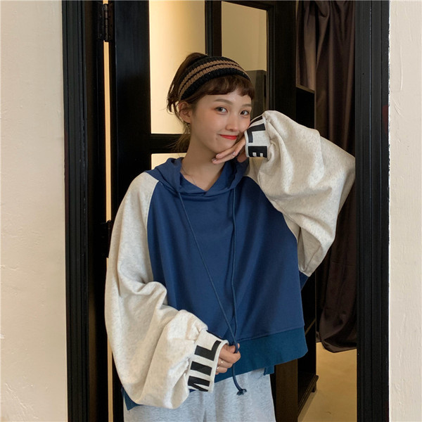 Női pulóver három színben kapucnival