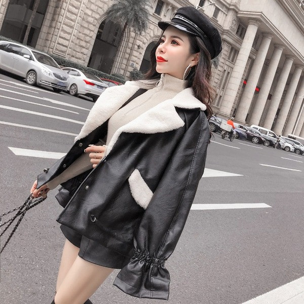 Új modell női bőrkabát puha béléssel, fekete színben