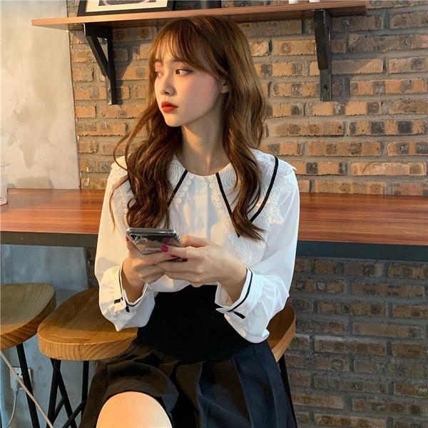 Aktuális női ing fehér színben, csipkével