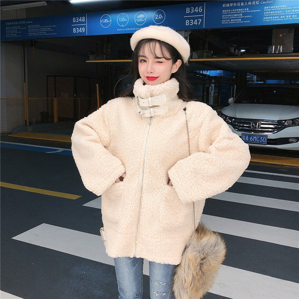 Rózsaszín és bézs színű női kabát zsebekkel