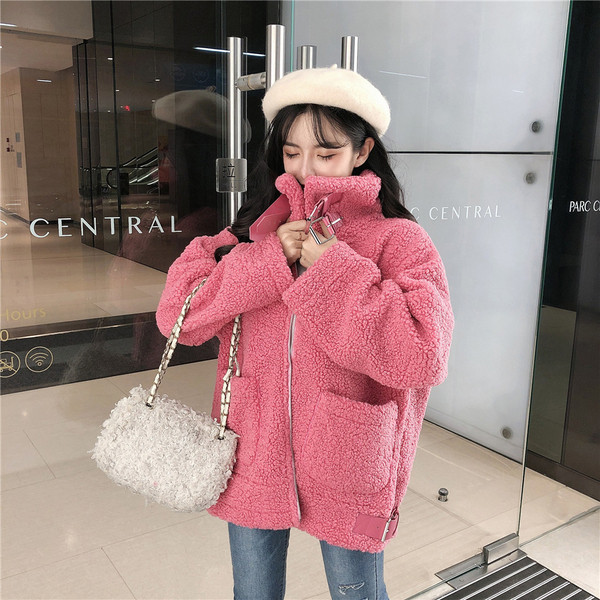 Rózsaszín és bézs színű női kabát zsebekkel