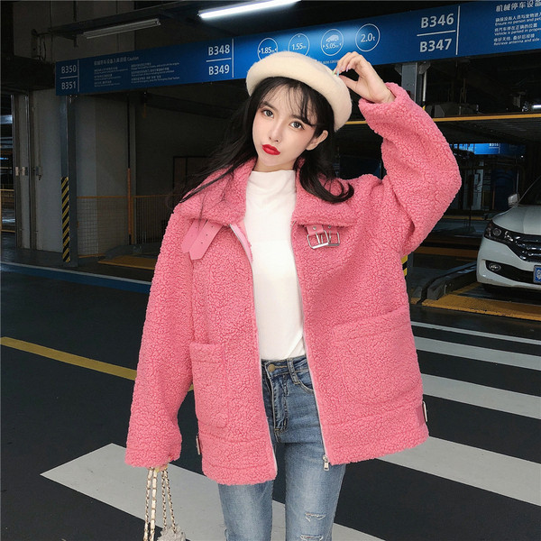 Rózsaszín és bézs színű női kabát zsebekkel