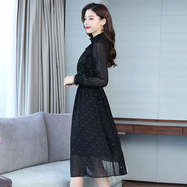 Stílusos női ruha rózsaszín és fekete szabású modellben