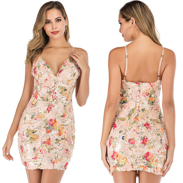 Modern női ruha vékony pántokkal és bézs flitterekkel