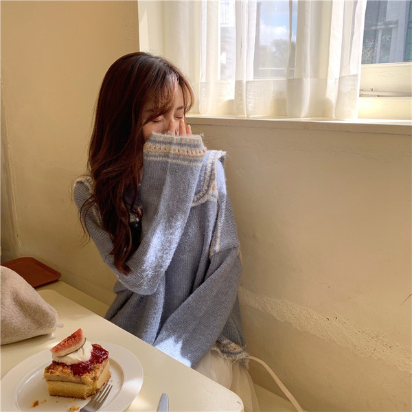 Női alkalmi kötött blúz ovális nyakkivágással, széles modellel