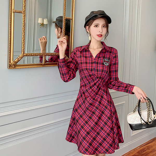 Lezser női kockás ruha gombokkal és nyomattal, két színben