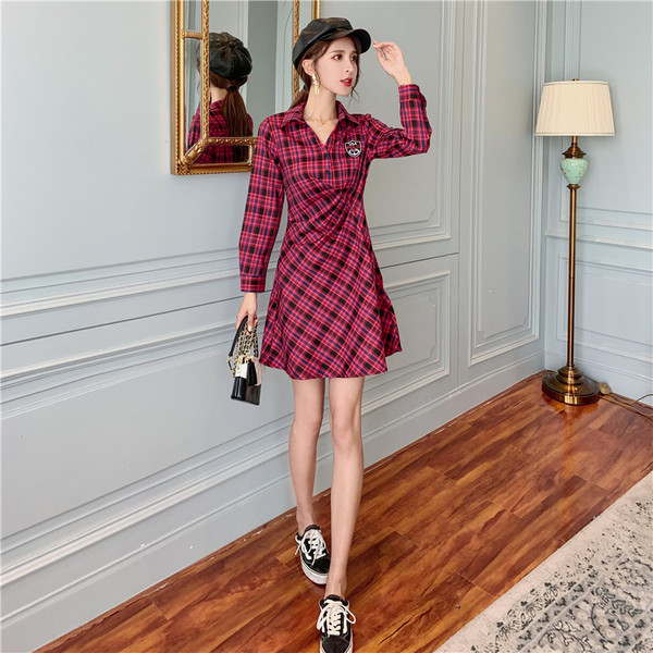 Lezser női kockás ruha gombokkal és nyomattal, két színben