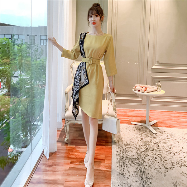 Modern női ruha 3/4-es ujjal és övvel sárga színben