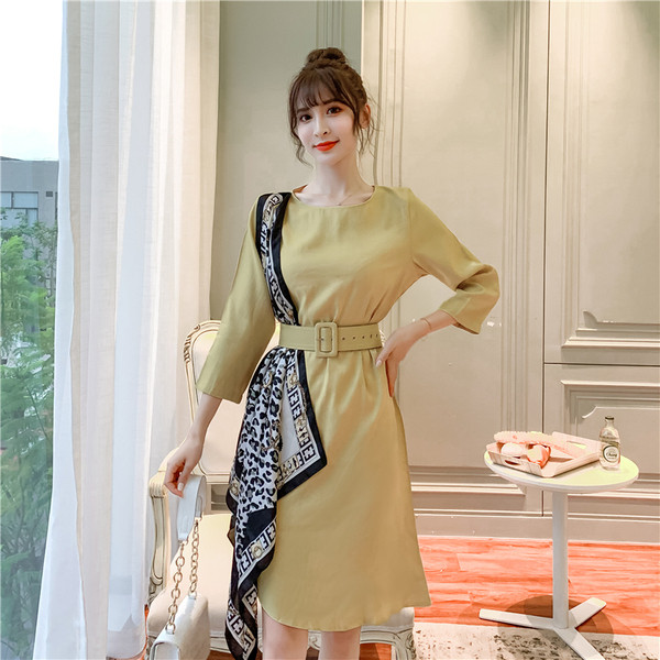 Modern női ruha 3/4-es ujjal és övvel sárga színben