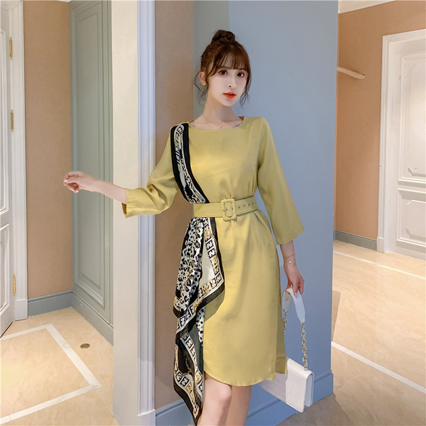 Modern női ruha 3/4-es ujjal és övvel sárga színben