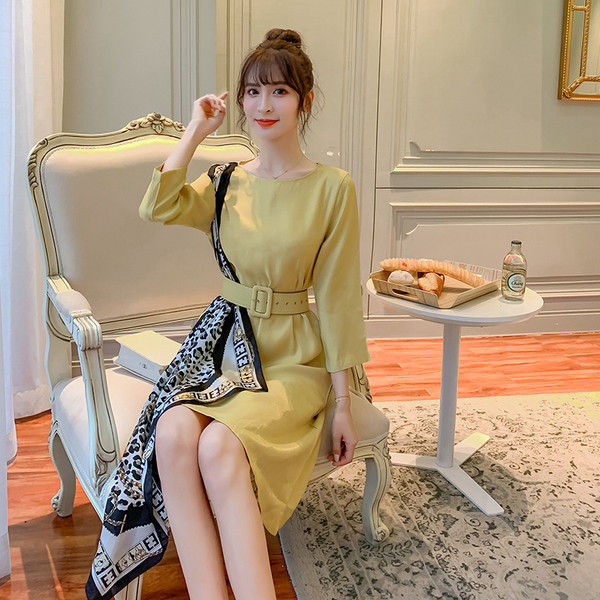 Modern női ruha 3/4-es ujjal és övvel sárga színben