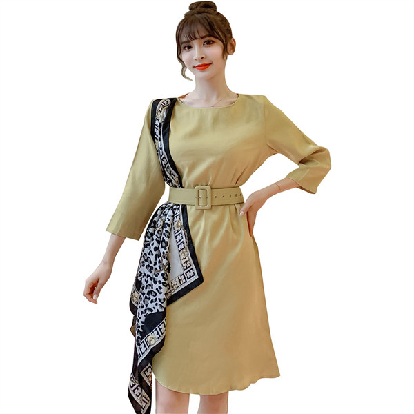 Modern női ruha 3/4-es ujjal és övvel sárga színben