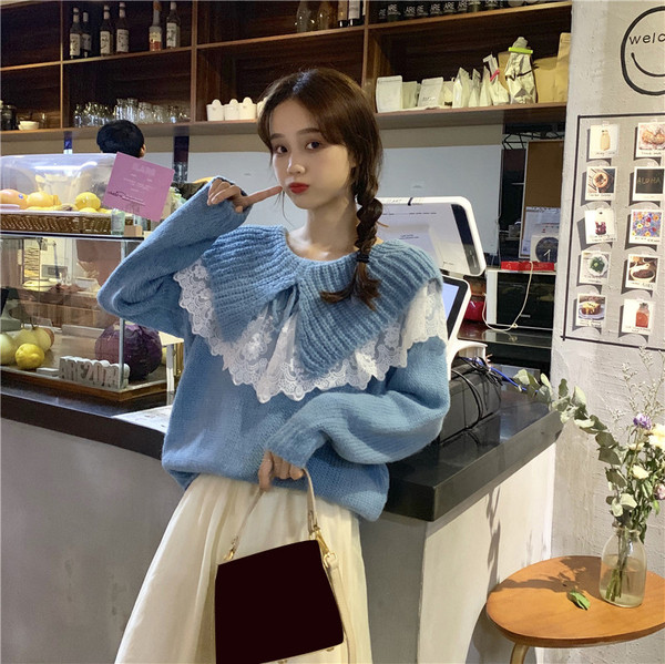 Hosszú női kötött blúz ovális nyakkivágással és csipkével