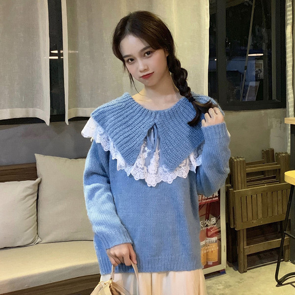 Hosszú női kötött blúz ovális nyakkivágással és csipkével