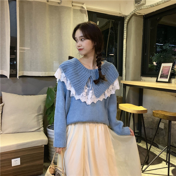 Hosszú női kötött blúz ovális nyakkivágással és csipkével