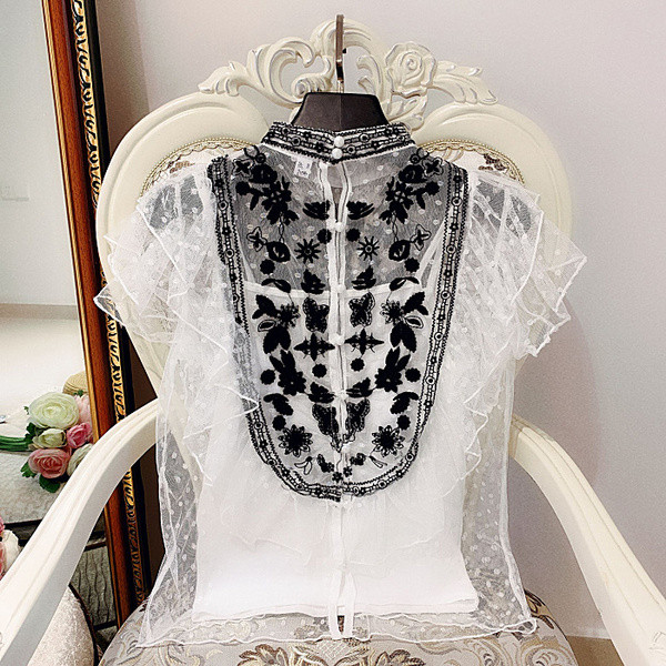 Stílusos női felső fekete-fehér csipkével