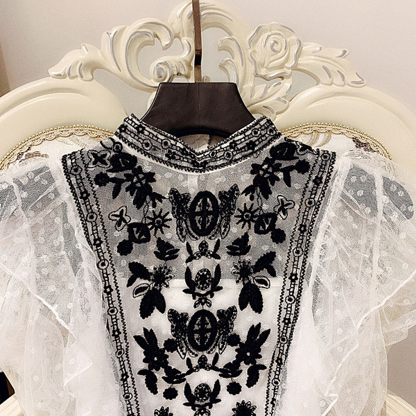 Stílusos női felső fekete-fehér csipkével