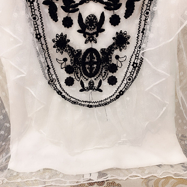 Stílusos női felső fekete-fehér csipkével