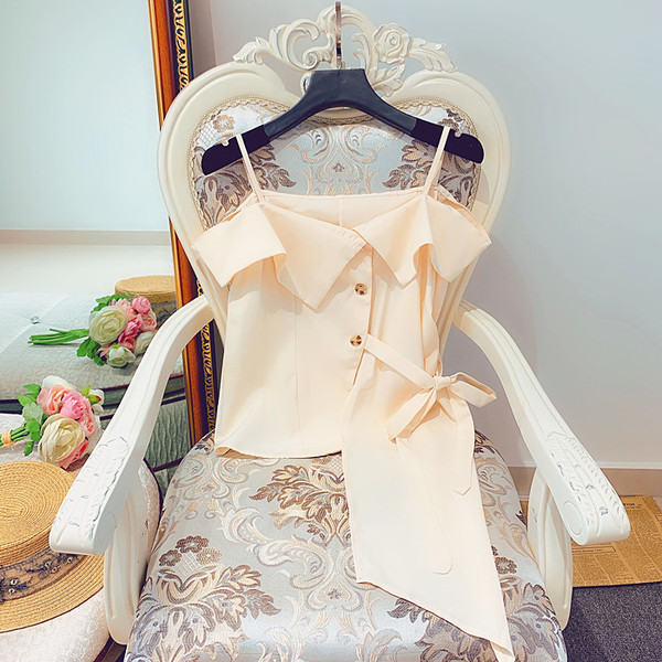 Stílusos női felső, vékony pántokkal, aszimmetrikus modell