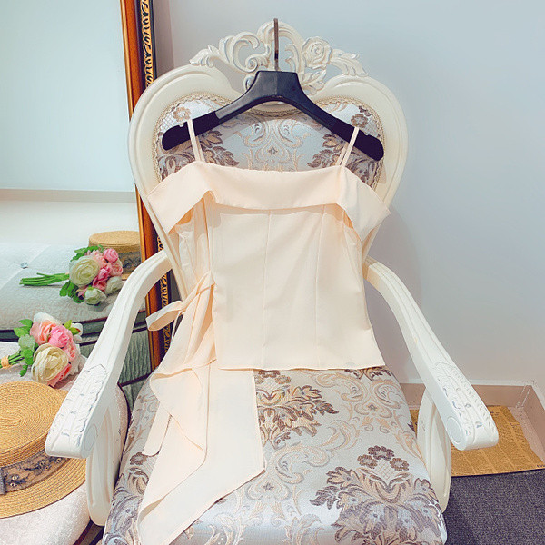 Stílusos női felső, vékony pántokkal, aszimmetrikus modell