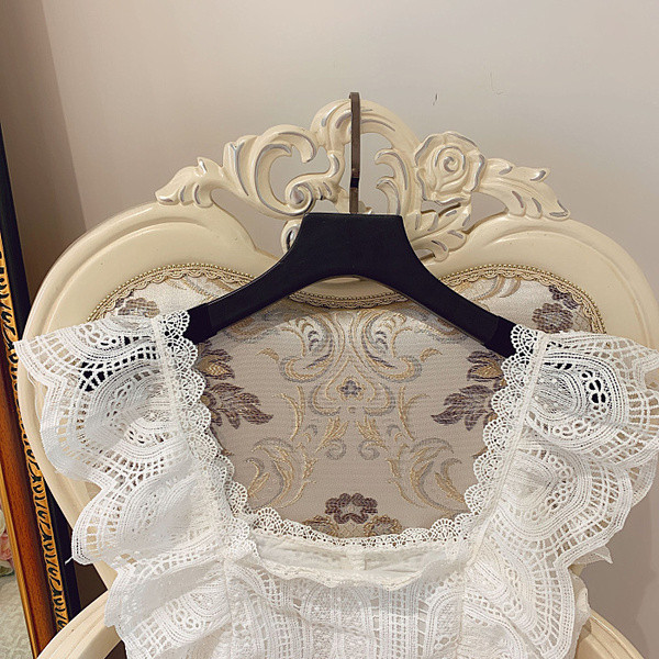 Női csipke felső szögletes nyakkivágással, fehér és rózsaszín színben