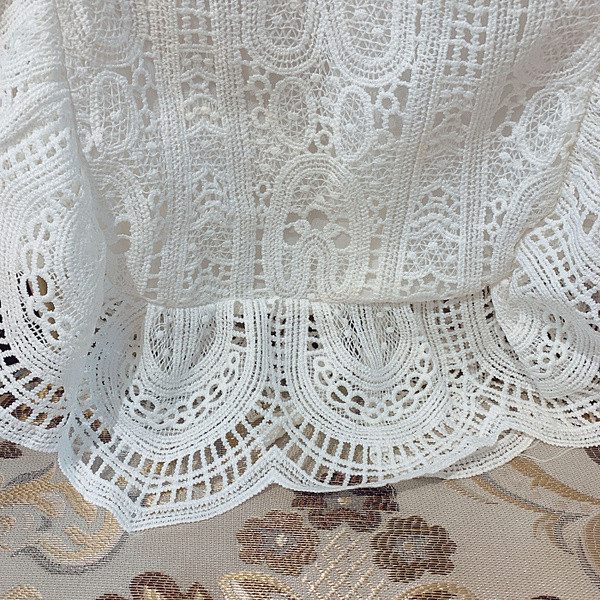 Női csipke felső szögletes nyakkivágással, fehér és rózsaszín színben