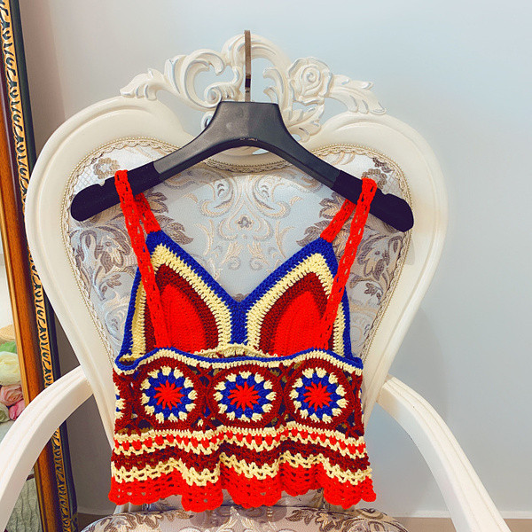 Modern női kötött felső vékony pántokkal