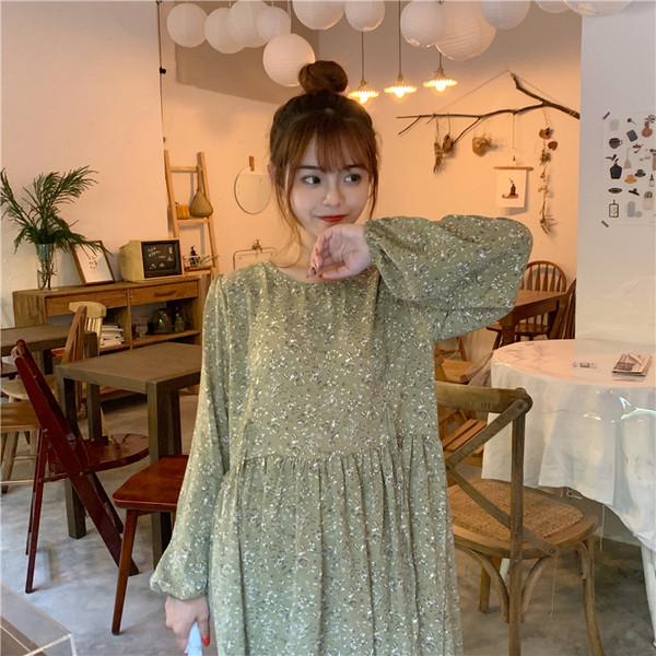 Női aktuális ruha három színben virágmintával