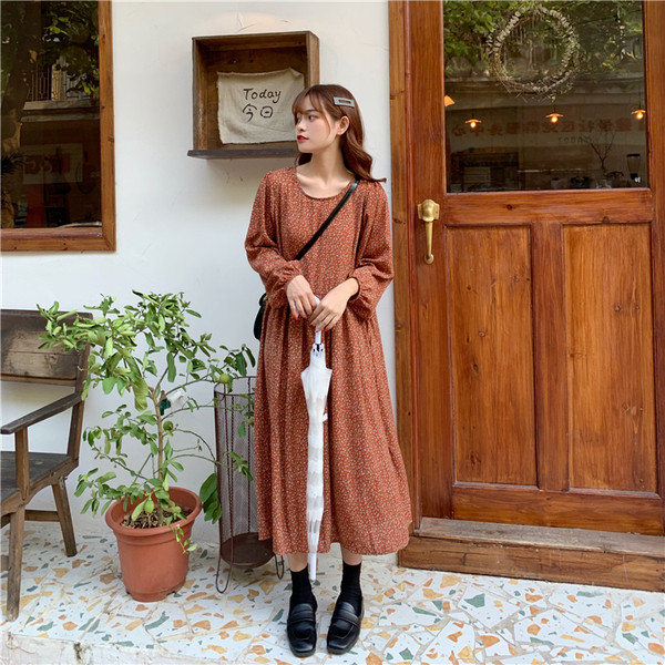 Női aktuális ruha három színben virágmintával