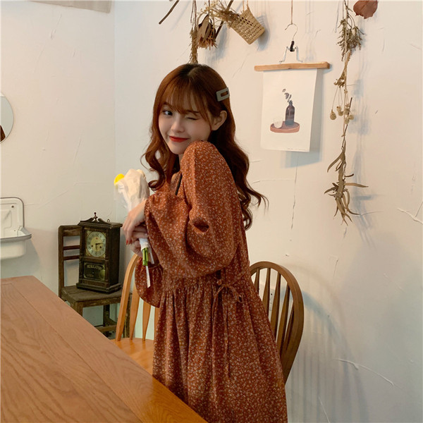 Női aktuális ruha három színben virágmintával