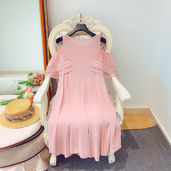 Modern női ruha csipkével és rózsaszín és fehér hímzéssel