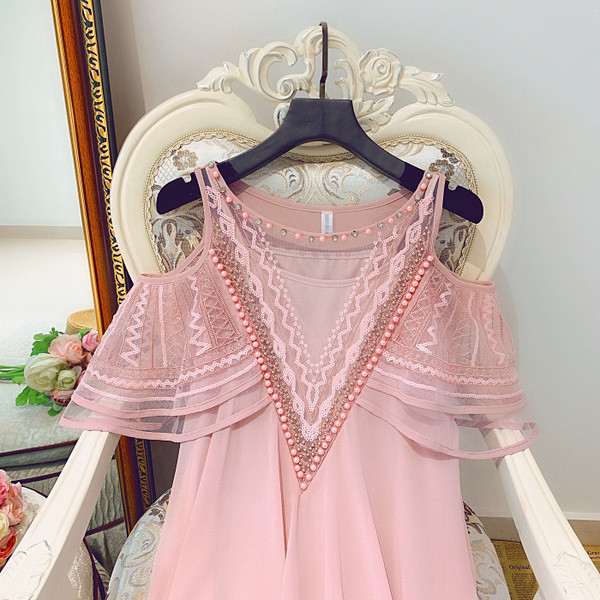 Modern női ruha csipkével és rózsaszín és fehér hímzéssel